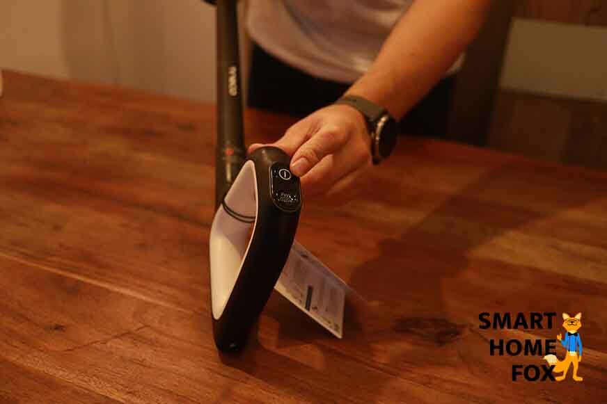 Man sieht den Power-Knopf des Tineco Floor One S5 Combo. 